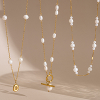 Collier délicat étanche en acier inoxydable 316L plaqué or 18 carats de haute qualité avec perle d'eau douce naturelle, fermoir à bascule géométrique et initiale bouddhiste