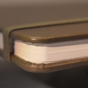 Libreta de Cuero PU con Logotipo Grabado Personalizado, Ranura Integrada para Bolígrafo, Regalo Corporativo - Product Image 4