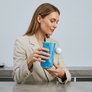Pichet en résine bleue, design moderne et luxueux, compatible lave-vaisselle, écologique, durable, idéal pour les fêtes, le vin, la bière et les boissons - Product Image 1