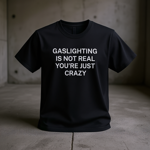 T-shirt ironica e sarcastica: "Il gaslighting non esiste, sei solo pazzo/a" - Regalo scherzoso - Product Image 3