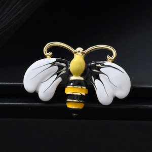 Nuevo broche de aleación de zinc ecológico con diseño de miel goteando, elegante, de alta gama, accesorio de ropa con temática animal adorable - Product Image 3