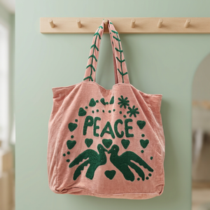 กระเป๋าโท้ทกำมะหยี่สีชมพูสั่งทำขายส่ง พร้อมลายปักอักษร PEACE สีเขียว รูปนกพิราบ หัวใจ และลายดอกไม้สุดเก๋ - Product Image 5