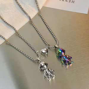 Collier magnétique tendance 2021 pour couple, pendentif astronaute robot en acier inoxydable pour homme et femme - Product Image 3
