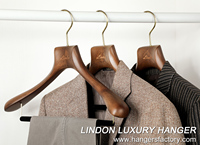 Cintres de luxe personnalisés en bois de noyer vieilli de haute qualité, robustes à épaules larges pour costumes, chemises et vestes