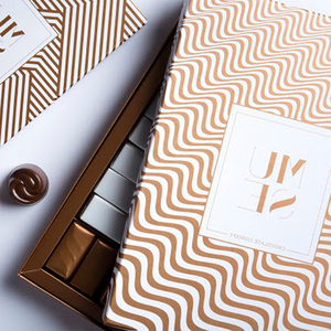 Encantadora caja personalizada de papel para chocolate, perfecta para presentar surtidos de chocolate - Product Image 6