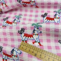 Tela 100% algodón con estampado de ponis, textura suave y arrugada, ideal para vestidos, faldas y blusas infantiles, 50 pulgadas.