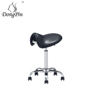 Silla de Peluquería Giratoria con Altura Ajustable, Modelo 9908, de Cuero Negro para Oficina - Product Image 3