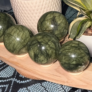 หินหยกเขียวธรรมชาติทรงกลมขัดเงา สำหรับงานฝีมือ ของสะสม ตกแต่งสำนักงาน ขายส่ง - Product Image 2