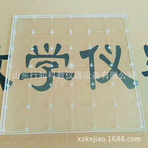 Un fabricante de instrumentos didácticos produce tableros transparentes para clavos (200 mm x 200 mm) para la enseñanza en escuelas primarias y secundarias. - Product Image 3