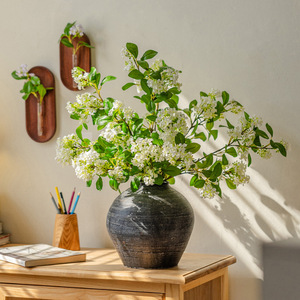 Arreglo de flores de seda amarillas de gardenia artificial para decoración de sala de estar y mesa de comedor. - Product Image 2