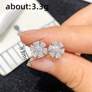 Mini Orecchini a Perno a Forma di Fiocco di Neve per Donne, Accessori per Orecchie Semplici da Indossare Quotidianamente, per Outfit Casual e Regalo - Product Image 3