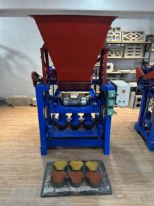 I produttori personalizzano KM4-35 attrezzature per macchine per la formatura di blocchi di calcestruzzo semiautomatici tipo tramoggia di mattoni cavi - Product Image 5