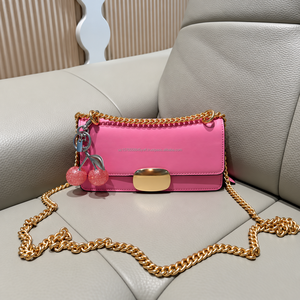 Sac bandoulière en cuir véritable pour femme, sac à main Chach, sac à chaîne signature Eliza, sac avec breloque cerise - Product Image 4
