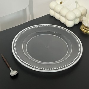 Assiettes incassables <span class=keywords><strong>de</strong></span> <span class=keywords><strong>présentation</strong></span> <span class=keywords><strong>de</strong></span> mariage <span class=keywords><strong>de</strong></span> fête <span class=keywords><strong>de</strong></span> luxe décoration pas cher assiettes <span class=keywords><strong>de</strong></span> chargeur en plastique transparent perlées en argent <span class=keywords><strong>de</strong></span> 13 pouces - Product Image 1