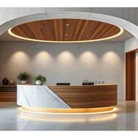 Comptoir d'accueil de bureau moderne et élégant de couleur blanche, salon de beauté, institut de bronzage, comptoir d'accueil, comptoir d'information, design sur mesure