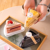 Boîtes à gâteaux triangulaires jetables en gros, en plastique PET épaissi, contenants pour desserts et cheesecakes, avec impression en relief et fermeture à boucle pour aliments