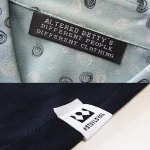 Guangzhou Label Maker cucire su Logo personalizzato con nome indumento collo damascato vestiti tessuto etichette di misura etichette di abbigliamento per felpe con cappuccio
