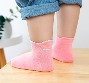 6 paires/<span class=keywords><strong>lot</strong></span> <span class=keywords><strong>de</strong></span> chaussettes antidérapantes en coton pour enfants <span class=keywords><strong>de</strong></span> 0 à 6 ans avec poignées en caoutchouc pour garçons et filles - Product Image 6