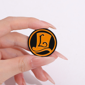 Spilla Smaltata del Gioco d'Avventura Decifrato Professor Layton, Accessorio di Moda per Abbigliamento, Regalo per Amici - Product Image 4