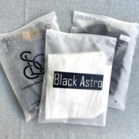 Sacs d'emballage de vêtement à fermeture éclair en plastique givré écologique personnalisé pour vêtements Sacs à fermeture éclair imprimés par logo pour l'emballage de vêtements
