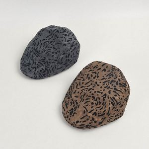 หมวกเบเร่ต์ลายเสือดาวแฟชั่นเรโทรใหม่ล่าสุดปี 2024 สำหรับผู้หญิง สาวๆ ฤดูใบไม้ร่วง ฤดูหนาว หมวกกำมะหยี่ทรงแบนแบบไม่ซ้ำใคร - Product Image 2