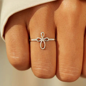 Anello Geometrico Minimalista Mobius per Donne, Gioiello da Dito Elegante e alla Moda - Product Image 2