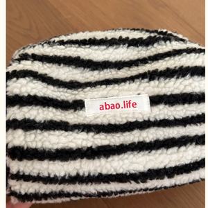 Trousse de toilette en laine d'agneau Étiquette lavable Remplissage en coton doux pour l'hiver Trousse de toilette portable Pochette multi-rayures Grande capacité - Product Image 2