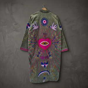 Abrigo largo de terciopelo gris hecho a mano al por mayor con apliques de ojo turco rosa, corazón sagrado, letras LOVE y motivos de pájaros. - Product Image 6