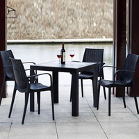 Table en plastique noir robuste de haute qualité, design empilable, idéale pour les restaurants et les cafés