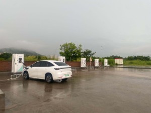 Estación de Carga Rápida Universal para Vehículos Eléctricos de 120kW, 380V 250A, Alta Corriente, Doble Conector, Compatible con NACS y Modelos EV - Product Image 4
