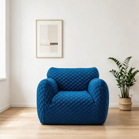 Fauteuil moderne en tissu bleu de designer italien, texture ondulée, capitonné, fauteuil de détente, mousse haute densité compressée sous vide