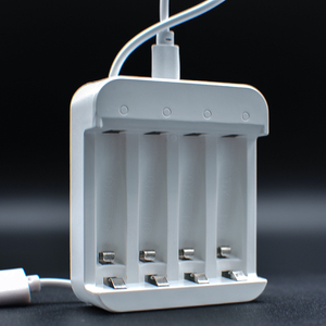 <span class=keywords><strong>Batteria</strong></span> USB di tipo C di alta qualità  <span class=keywords><strong>AA</strong></span> <span class=keywords><strong>e</strong></span> <span class=keywords><strong>AAA</strong></span> caricabatteria ricaricabile intelligente universale a 4 Slot 1.5v - Product Image 3