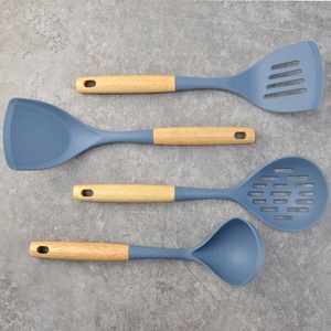 Ensemble d'ustensiles de cuisine en silicone 4 pièces avec manche en bois - Product Image 2