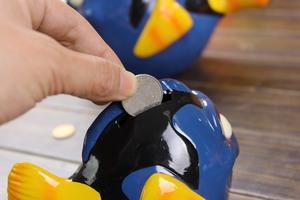 Gran oferta, Banco de monedas de cerámica colorido con dibujos animados bonitos y personalizados para almacenamiento de dinero para niños y decoración del hogar - Product Image 2