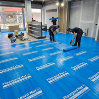 Rouleau de film de protection de sol auto-adhésif en plastique pour la rénovation, la protection contre la poussière, les éclaboussures de peinture et les débris de construction