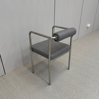 Salle à manger privée, chaises en acier inoxydable avec accents en cuir + table d'appoint ronde, mobilier de restaurant