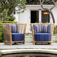 Modernes Outdoor-Balkon-Sofa garnitur im Landhausstil mit kleinem Tisch und Rattan stühlen für Gartenmöbel im Villa Studio Courtyard