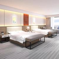 Ensemble de meubles d'hôtel et d'appartement au design moderne : lits jumeaux, support TV, porte-bagages, table de chambre standard, chaise en panneau de bois pour chambre à coucher