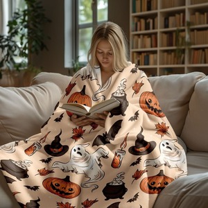 Couverture en peluche sur le thème d'Halloween avec motifs de citrouilles, fantômes et chauves-souris pour la décoration d'automne à la maison - Product Image 3