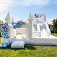 Château gonflable de luxe blanc pour mariage avec toboggan, idéal pour les événements extérieurs élégants, les fêtes, les jeux pour enfants et adultes