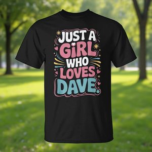 Camiseta Unisex con Cuello Redondo y Manga Corta con Estampado Digital de Just A Girl Who Loves Dave, Ropa Promocional para Adultos - Product Image 3