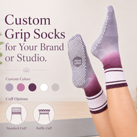 Chaussettes de yoga antidérapantes pour femmes, à rayures dégradées violettes, avec logo personnalisé, idéales pour le yoga, le Reformer et le fitness, mi-mollet