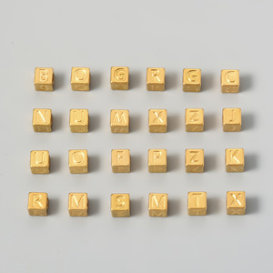 Cuentas de cubo alfabéticas |   Espaciadores de Letras Iniciales de Acero Inoxidable con Baño de Oro y Plata de 18K, 7*7MM, para Fabricación de Joyería, Pulseras y Collares - Product Image 4