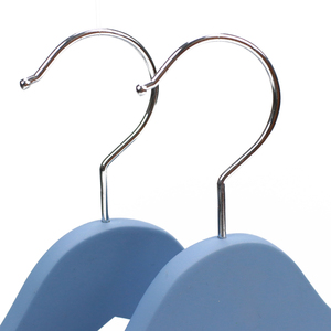 Custom Boutique appendiabiti in legno Non Slip Logo personalizzato appendiabiti in legno con clip antiscivolo per negozio al dettaglio - Product Image 6