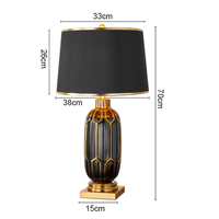 Nuevo diseño decoración del hogar post moderno mesita de noche cuerpo de porcelana forma de tela lámpara de mesa vertical