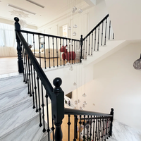 Rampe d'escalier moderne minimaliste en métal noir mat, facile à installer comme balustre pour escaliers intérieurs de villa