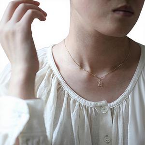 GOLDtutu สร้อยคอทองคำ 9K ดีไซน์โบว์น่ารัก หมีตัวเล็ก สไตล์ลำลอง/สปอร์ต จี้ห้อยข้อมือ Kj448 จี้ห้อยสวยงาม ของขวัญ - Product Image 1