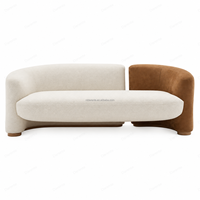 Canapé bicolore crème et marron avec accoudoirs incurvés, canapé lounge rembourré en tissu moelleux pour salon et intérieur d'hôtellerie de luxe