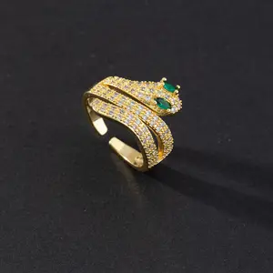 Vintage Smaragdgrüner Edelstein Zirkon Gold Schlangen förmige elegante Nische Design Frauen Ring Mode Jubiläum Ehering Ring