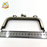 Valise en fer écologique étanche vente en gros Pochette à double clip avec cadre en alliage pour baiser poignée de luxe pour une utilisation en soirée